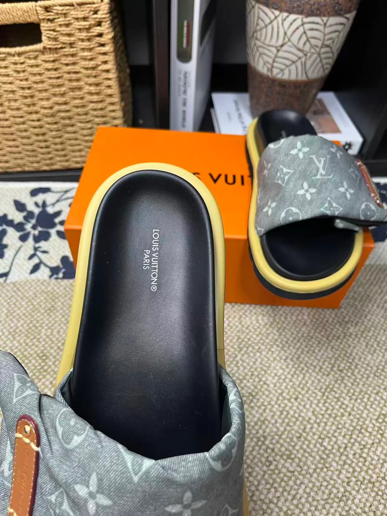 P340 [New Style] [LOUIS VUITTON] Louis Vuitton, LV printing, men's and women's slippers are now on the market, packed in drawer boxes with cloth bags and cards, the upper pattern looks very soft and waxy, and is a super versatile leg slimming tool. Fabric: imported denim/canvas/old fabric, LV hardware LOGO, official website pattern printing, comfortable to wear, feet: high-elastic PU water table. Sole: foam sole, heel height: about 5cm. Code number: 35-46, 35, 45, 46 are custom-made and non-returnable. Color: multiple colors and styles available.